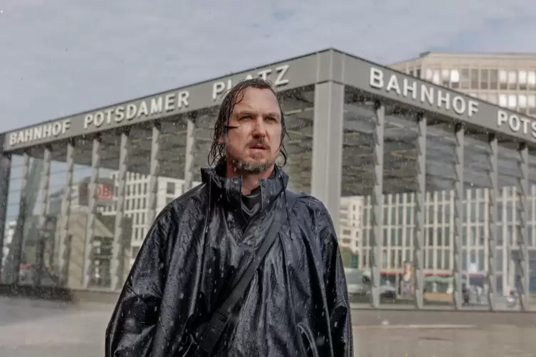 Ratlos: Lars Eidinger als Berliner Familienvater, hier ganz in Berlinale-N&auml;he, am Bahnhof Potsdamer Platz, in &bdquo;Das Licht&ldquo;. 