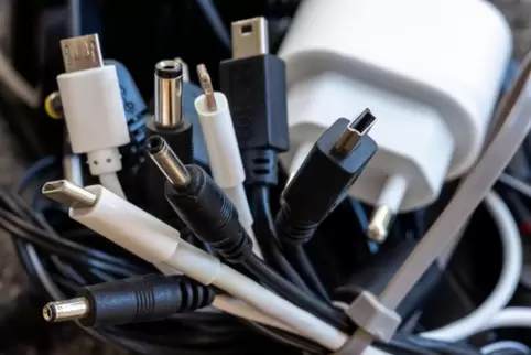Kabel gefragt für neue IT-Infrastruktur: W-Lan-Nutzung an Schulen nach Hackerangriff eingeschränkt. 