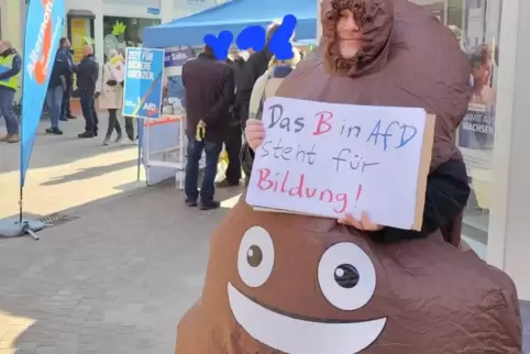 Die Aufnahme zeigt den protestierenden Bürger in der Nähe des AfD-Standes.
