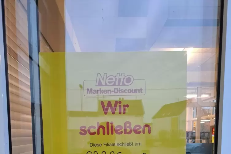 Netto-Markt informiert mit Plakaten in den Fenstern. 