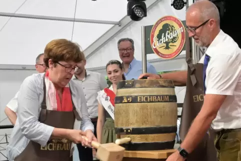 Bei vielen öffentlichen Anlässen im Einsatz: Monika Kabs beim Bieranstich für das Brezelfest. Bei vielen öffentlichen Anlässen im Einsatz: Monika Kabs beim Bieranstich für das Brezelfest.