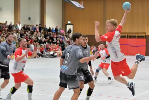 Hinspiel verläuft ausgeglichen: Erik Eckrich wirft für die TG Waldsee das 4:3 gegen TSV Speyer. 