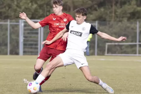 Künftig bei der U21: Matteo Heinz (links) im U19-Spiel vor einer Woche gegen die SV Elversberg. 