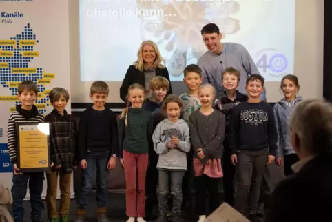 Stolze Preisträger bei der Ehrung in Ludwigshafen: Die Clemens-Beck-Grundschule hat mit ihrem Dubbeglas-Film überzeugt. 