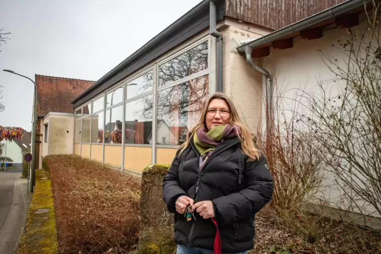 Ortsbürgermeisterin Angela Schneider-Gabriel steht vor dem Dorfgemeinschaftshaus in Käshofen. Wegen des Gebäudes hat sie einiges