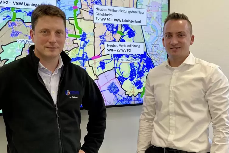 Herren &uuml;ber die Frankenthaler Wasserversorgung: Andreas Gabriel (links) und Tim Gelbach von den Stadtwerken.