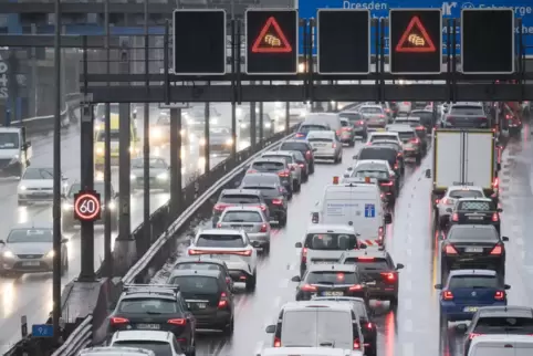 Die Straße ist der wichtigste Verkehrsträger, sorgt aber auch für den Löwenanteil der klimaschädlichen Emissionen. 