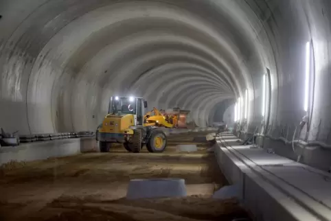 Derzeit wird in der Tunnelröhre der Boden nivelliert.