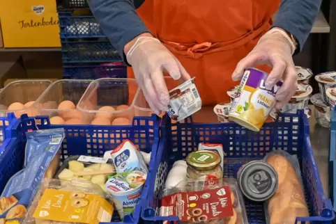 Die Tafeln verteilen Lebensmittel an Bedürftige. 