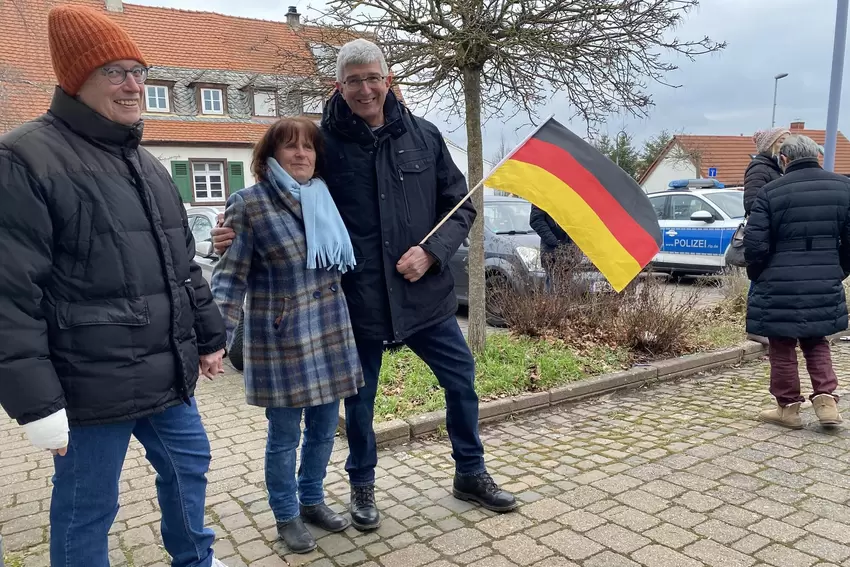 Mit Deutschland-Fahne gegen die AfD: Bürgermeister Steffen Burkhardt.