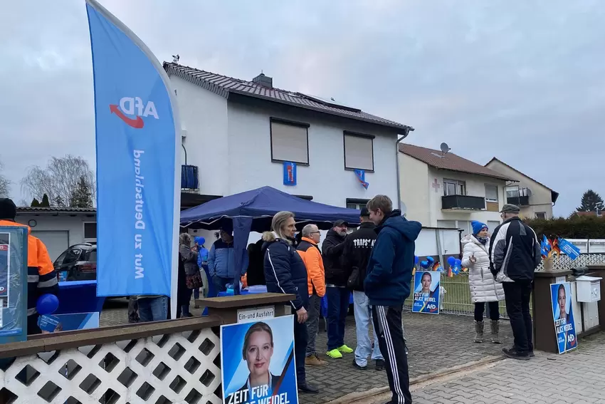 Auf Privatgrund: Werbestand der AfD.