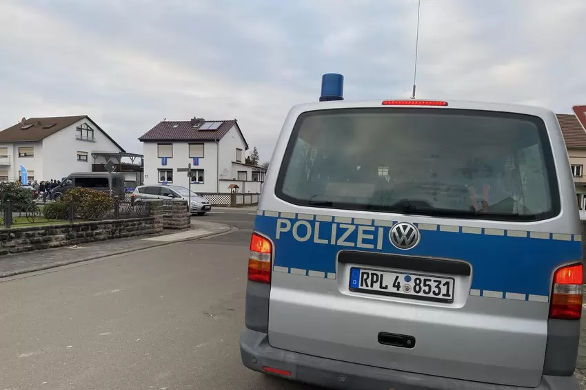 Die Polizei parkt um die Ecke: Werbestand der AfD in Hettenleidelheim.