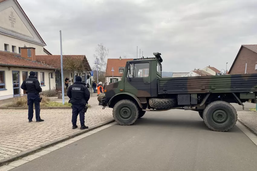Schutz-Barriere für den Platz: Oldtimer-Unimog des Bürgermeisters.