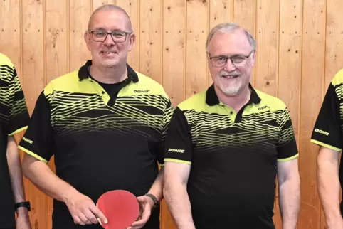 Tun sich schwer: Michael Weinschütz (links) und Thomas Armbrust vom TSV Speyer gegen TTV Römerberg.