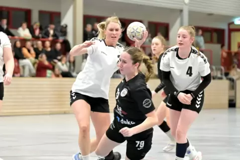 Neun Tore: Janne Orth (am Ball) von der HSG Dudenhofen/Schifferstadt, hier gegen SV Bornheim.