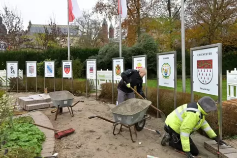 2024: Stadt-Mitarbeiter sorgen für neuen Glanz am Platz mit den Wappen der Städtepartnerschaften. Damit sei es jedoch nicht geta