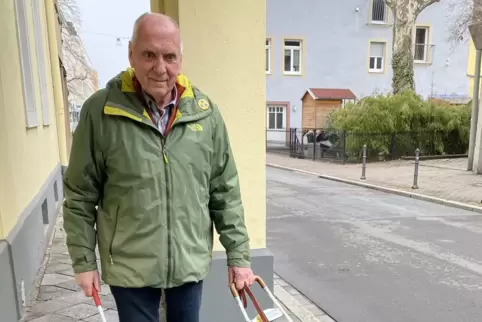 Auf Führhund und Gehstock angewiesen: Willy Pudlich. Auf Führhund und Gehstock angewiesen: Willy Pudlich.