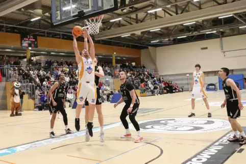 Konstant starke Saison: Marko Dordevic (am Ball) von den Ahorn Camp Baskets gegen Rhöndorf Dragons.