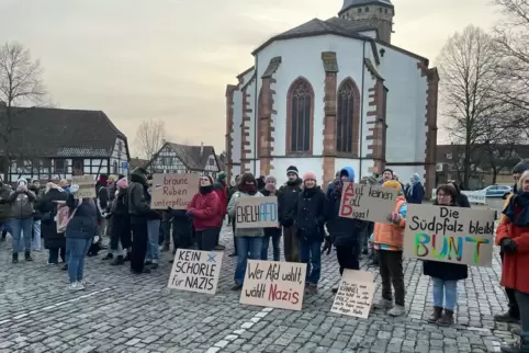 Mehr als 200 Demonstranten waren dem Aufruf der „Omas gegen Rechts“ gefolgt.