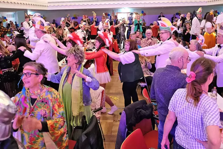 Bei der Polonaise fliegen gleich s&auml;mtliche L&ouml;cher aus dem K&auml;se. 