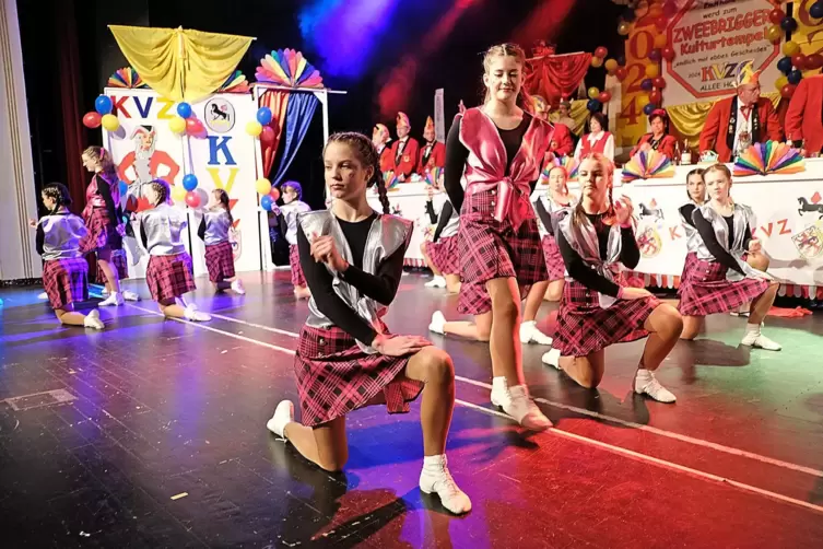 Die KVZ-Juniorengarde pr&auml;sentiert ihren Schautanz &bdquo;Klassenfahrt nach Berlin&ldquo;.