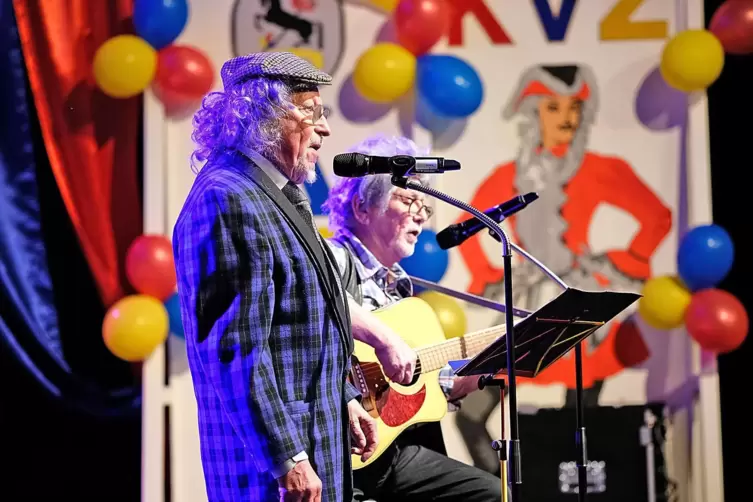 Fritz Presl (links) und Berni D&uuml;ker liefern die Herzogsnarrenmusik mit dem Titel &bdquo;Zweibr&uuml;cker N&auml;chte sind lang&ldquo;.