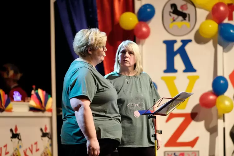 Als Gaststars steigen Nicole Kehrel (links) und Eva-Maria Braun von der Clubgemeinschaft Hasensteig in die B&uuml;tt.
