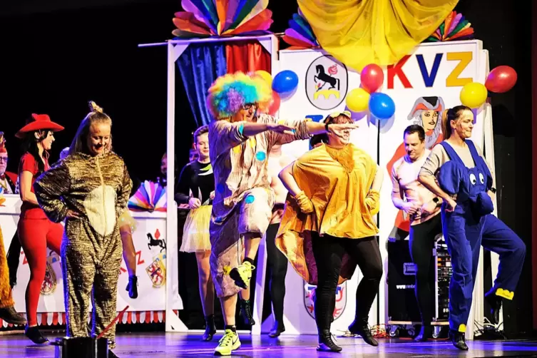 Das gemischte Ballett brilliert mit seiner Zirkusnummer.