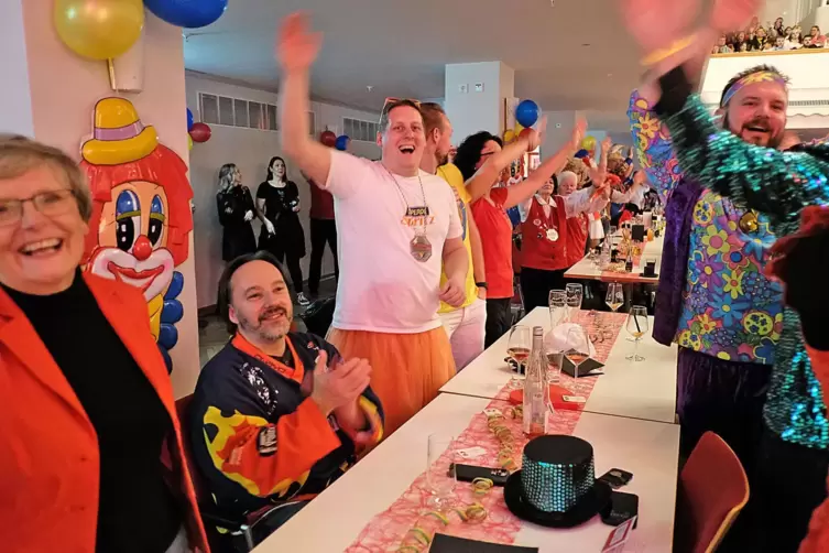 Pascal Dahler (im T-Shirt) und seine Freunde feiern. 