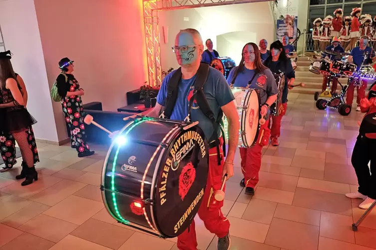 Mit Guggemusik geben die &bdquo;Pf&auml;lzer Rhythmusfetzer&ldquo; t&uuml;chtig Gas. 