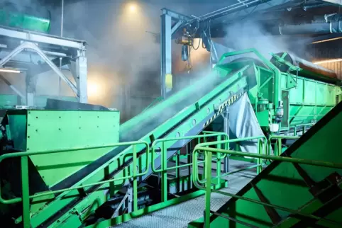 In Trommelsieben wird der Biomüll mit einem Hydraulikdruck von etwa 50 bar gepresst.