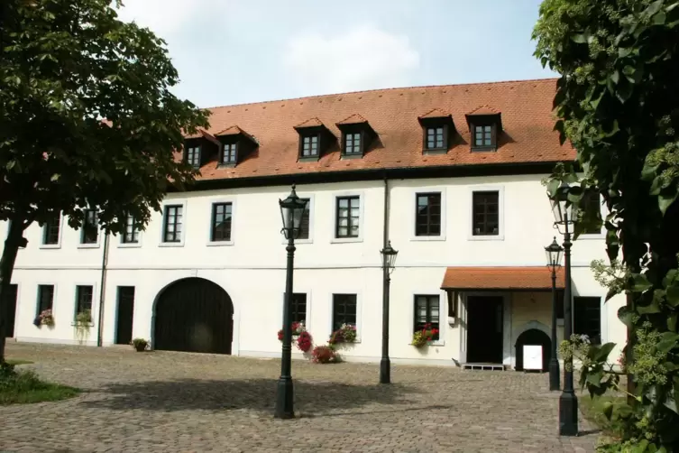 Als Wohnsitz zog Marie Eleonore den Wadgasserhof (Bild) dem von Pfalzgraf Johann Casimir erbauten Schloss Lautern vor.