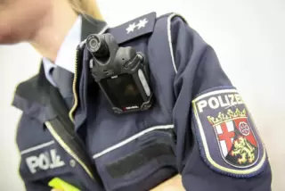 Eine rheinland-pfälzische Polizistin mit Bodycam an der Uniform. 