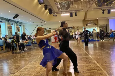 Jule Lauer und Cosima Dörr vom Tanzwelt Movement in der Endrunde Latein.