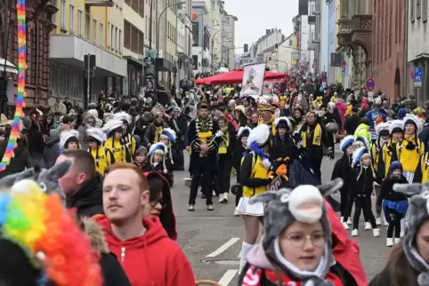 Beim Fasnachtsumzug war mächstig was los – hier ein Blick in die Alleestraße. 