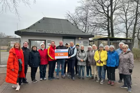 Übergabe des Inklusionsschecks mit Christine Oehme-Guergues (links), DLRG-Vorsitzender Heinz Priebe (links am Scheck), Jochen La