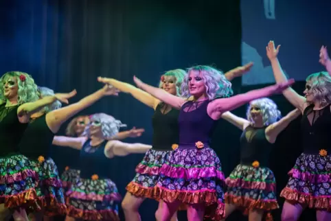 Ladylike: So nennt sich eine Tanzgruppe auf der Bühne der Altrhein-Narren. 