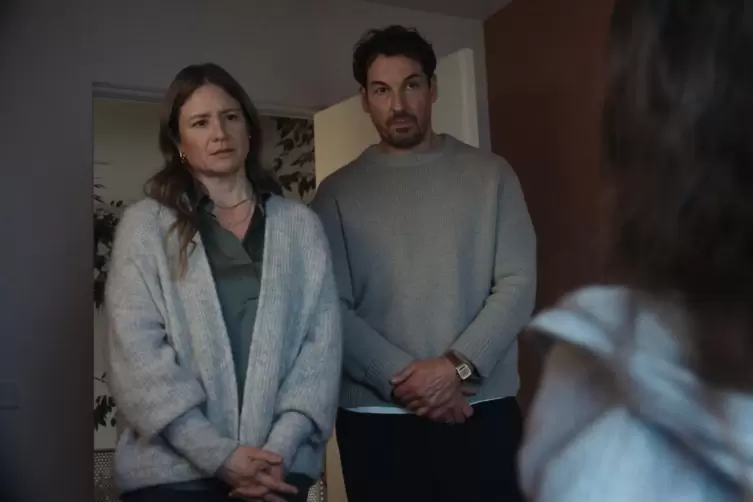 Keine liebevollen Eltern: Julia Jentsch als Julia und Felix Kramer als Tobias in &bdquo;Was Marielle wei&szlig;&ldquo;. 