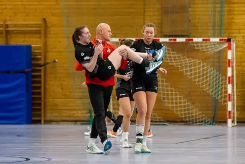 Das tat weh: Betreuer Marcin Waryas trug Thaleischweilers verletzte Spielmacherin Luca-Sophie Winkelhoff vom Spielfeld, Mitspiel