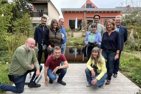 Im schönsten Garten des Kreises: Landrat Clemens Körner (rechts) gratuliert der Familie Christmann zum ersten Platz.