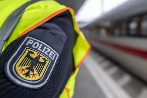 Die Bundespolizei ist für Züge und Bahnanlagen zuständig.