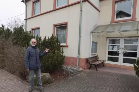 Der Seniorenbeauftragte Heribert Färcher findet, dass man unter dem Glasdach des katholischen Pfarrheims auf den Bus warten könn