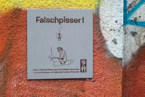Aktion "Szeneviertel ja - Dreckecken nein": Fliese an einer Hauswand in Dresden. 