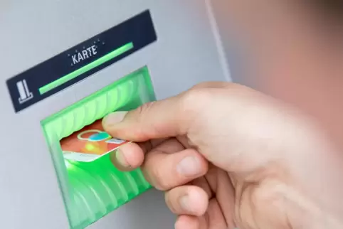 Am Bankautomat scheitert die Betrügerin.
