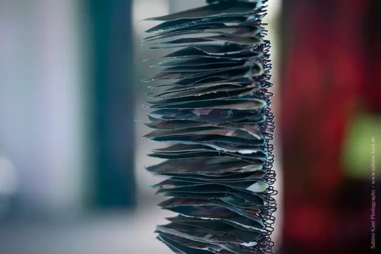Triangel: Eine Papierarbeit von Gaby Sann.