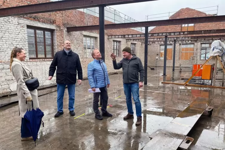 Die Au&szlig;enmauern bleiben stehen: Bauherr J&ouml;rg Sitter (rechts) erl&auml;utert Stadtb&uuml;rgermeister Martin He&szlig; (daneben) sowie den Stadtpl