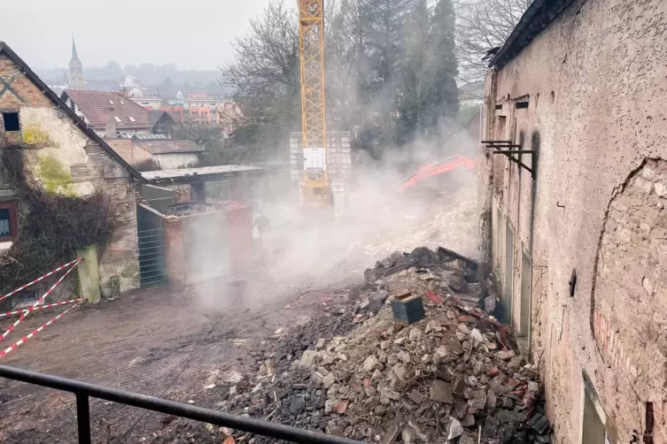Der westliche Geb&auml;udeteil wird abgerissen. Das Bauwerk links ist &uuml;brigens eines der &auml;ltesten H&auml;user in Kusel. 