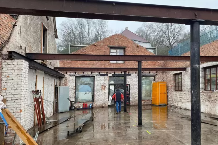 Bauen im Bestand: Die Ziegelsteinmauern bleiben stehen und erhalten ein neues Dach. Im Hintergrund der Ein- und Ausgang, der zur