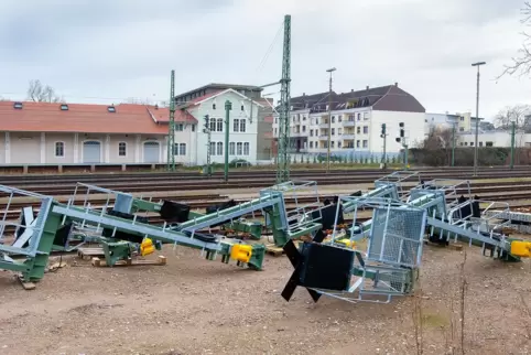 Schon jahrelang als Ersatzteillager der Bahn für anstehende Baumaßnahmen benutzt: Fläche zwischen Güterbahnhof und Burgstraße. 