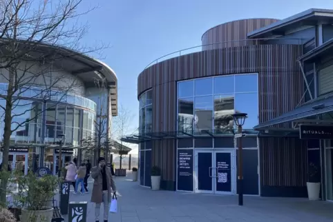 Das zylindrische Bauwerk rechts, das zuletzt die Filiale von Abercrombie & Fitch beherbergte, wird bald mit einer neuen Designer Das zylindrische Bauwerk rechts, das zuletzt die Filiale von Abercrombie & Fitch beherbergte, wird bald mit einer neuen Designer